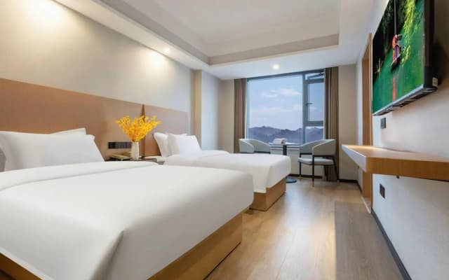 Radow Hotel (Yichang Binjiang Pedestrian Street)