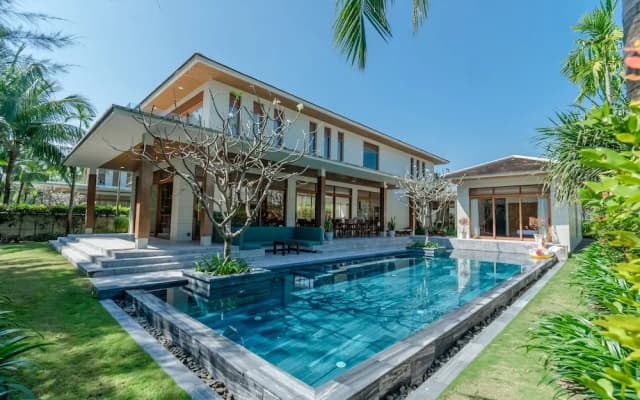 Enjoy A Luxurious 5 Bedroom Villa