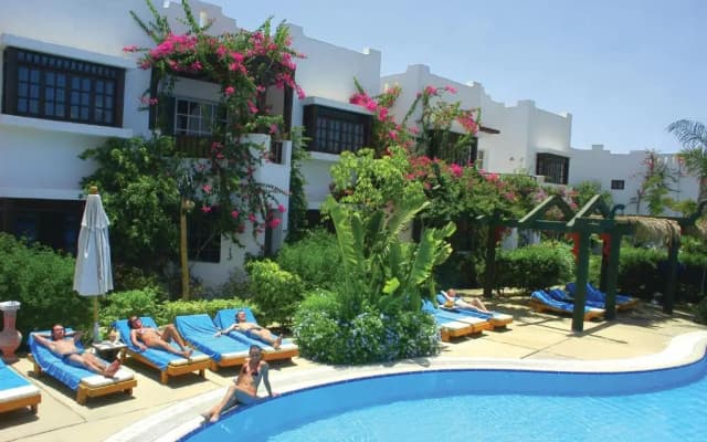 Herrmes Hostel أجانب فقط (Adults Only)