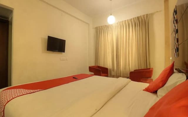 OYO Rooms 100 Feet Road GP Signal