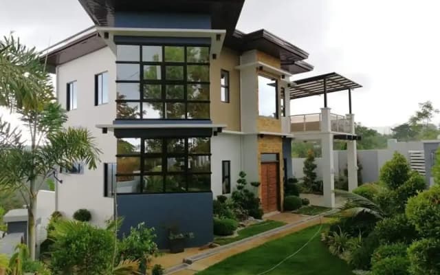 Villa - Sleeps 10 - Communal Pool - Parking