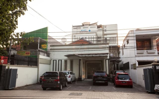 RedDoorz near Taman Bungkul
