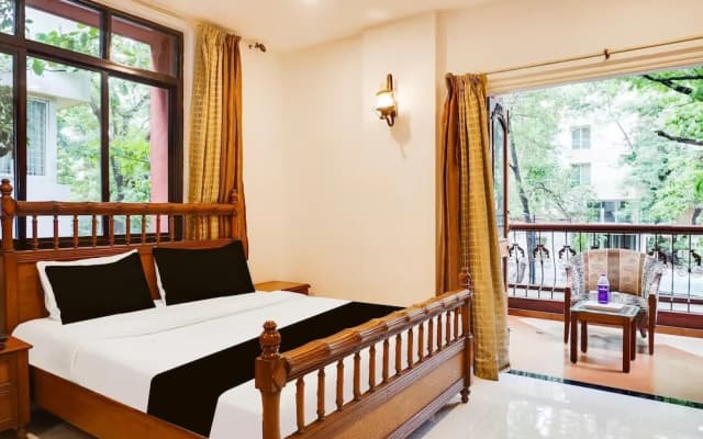 Premium Stays Near Fergusson College