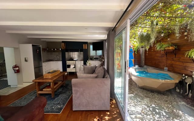Modern Spacious Cottage with Hot Tub, Flora Studio