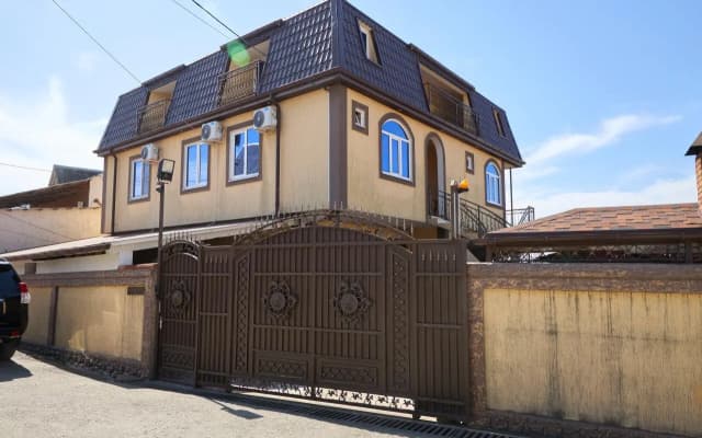 Guest House on Pravoslavnaya 20 B