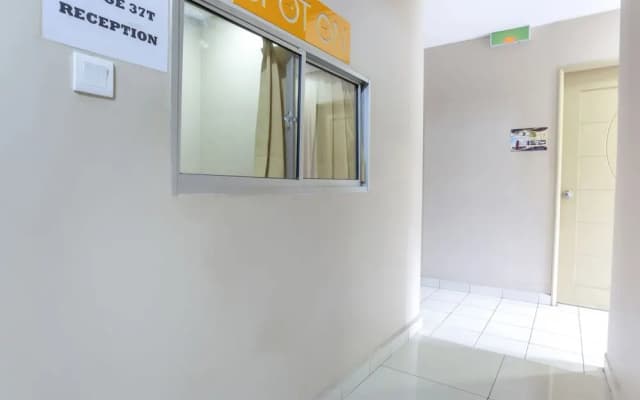 Lodge 37T by OYO Rooms