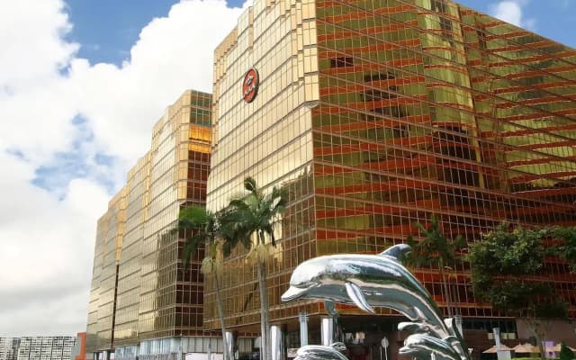 The Royal Pacific Hotel & Towers