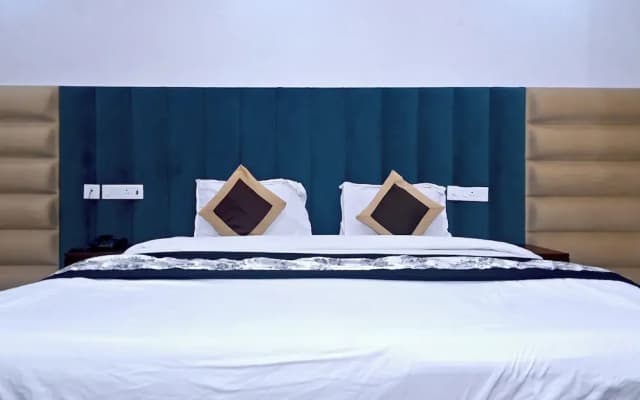 Hotel Golden By Admire Stay