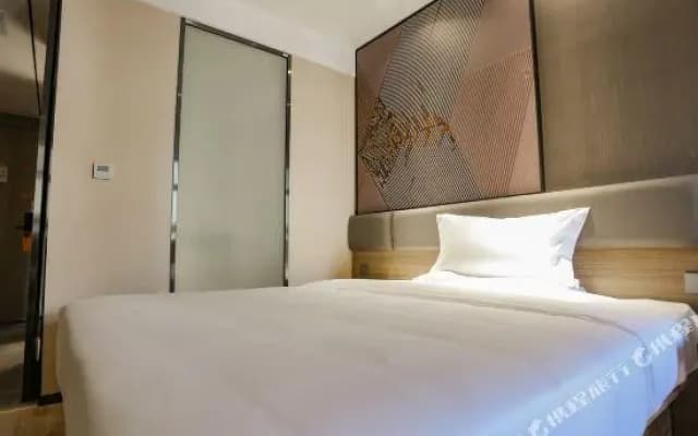 IU Hotels· Lanzhou Xike Station Huanghelou Branch