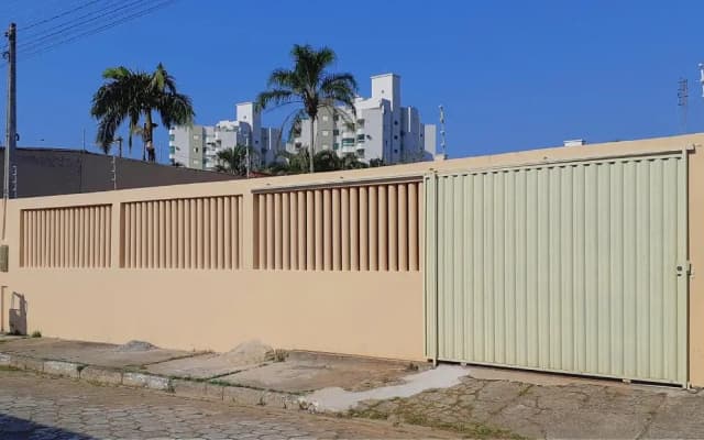Confortável casa com piscina e churrasqueira a 100m da praia