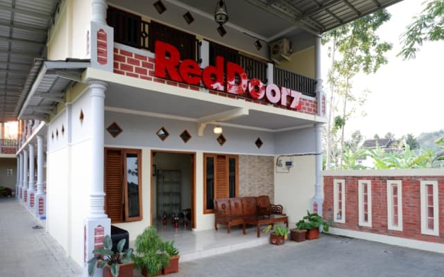 RedDoorz Syariah near Alun Alun Pacitan 2