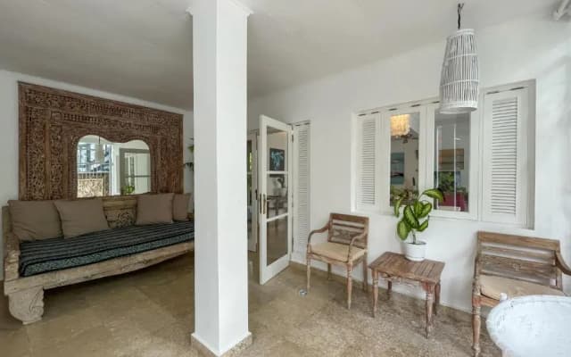 Villa Putih - Canggu beach house 150m Berawa beach