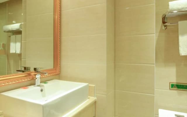 Vienna Hotel Guigang Central Square