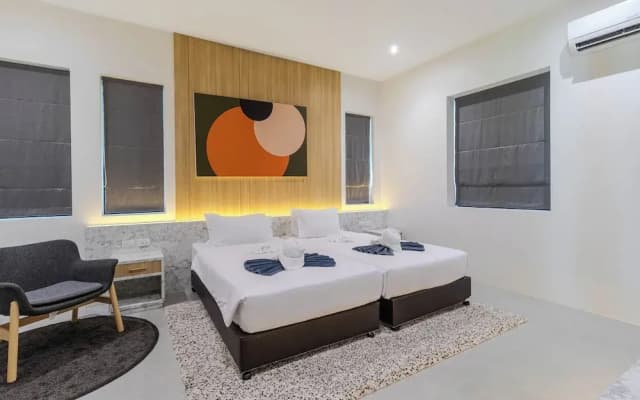 2BR with Pool & Garden Near Beach V242