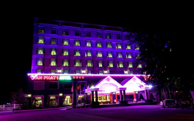 Van Phat Riverside Hotel