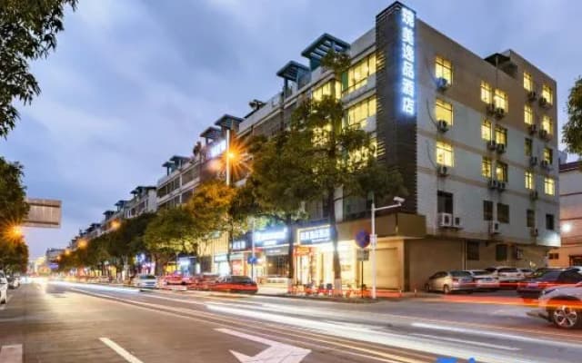 Yimei Yipin Hotel (Heyuan Wanlongcheng Branch)