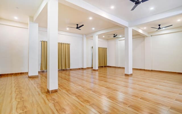 Super OYO Townhouse 479 Hotel Pine Tree