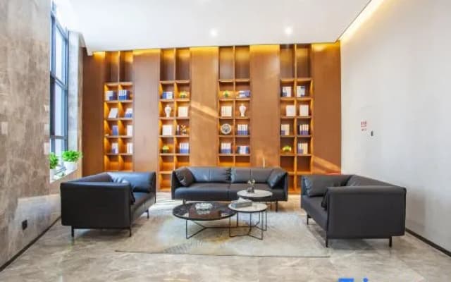 Wutong Hotel (Yingbin Road, Wanda Plaza, Huiji, Zhengzhou)