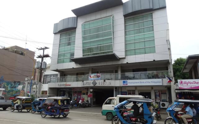 Holiday Suites Business District (Empire Suites Hotel)