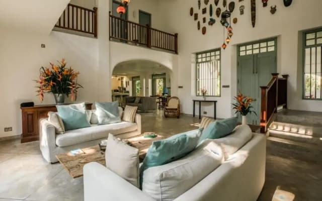 Beautifully Renovated Family Village House Within Walking Distance To The Beach