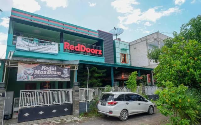 RedDoorz Syariah Near RS Mitra Siaga