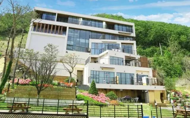 Gapyeong White Cube 24 Spa Pension