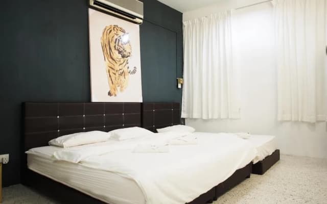 OYO HOME 90647 Mac Inn 94