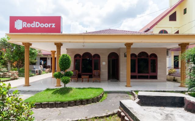 RedDoorz @ Samuel Homestay Pematangsiantar