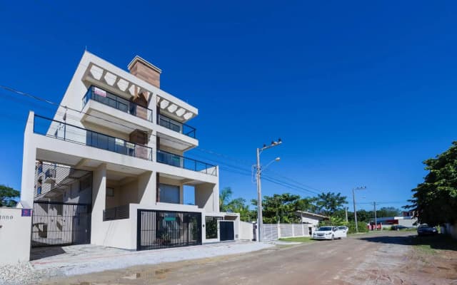 Encanto de apartamento, novo! A 290 metros da praia do Canto Grande!