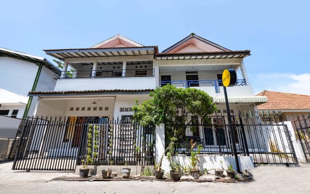 SPOT ON 1942 Asia Residence