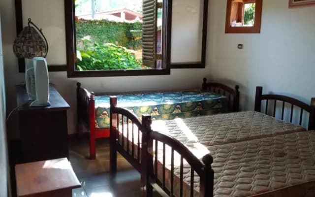 Casa com piscina em condomínio fechado no Guarujá