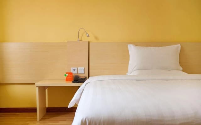 7 Days Inn (Lijiang Old Town  The Grand Water Wheel Airport Shuttle Bus Stop)