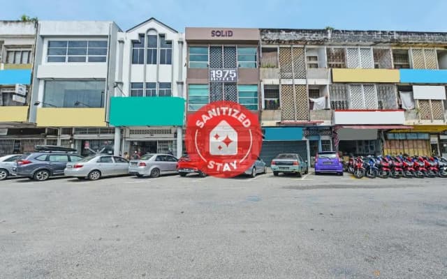 OYO 90662 The 1975 Hotel