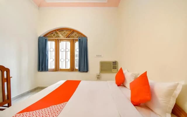 Kusum Lodge by OYO Rooms