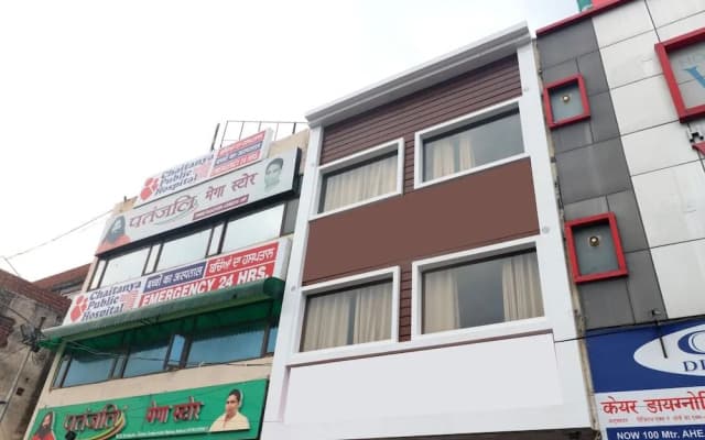 Oyo 18504 Hotel Safari