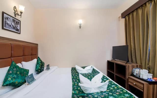 Muscatel Roma - 400 MTS from Mall Road