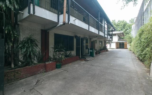Broadway Court Apartelle