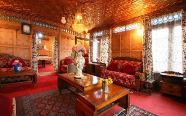 Royal dandoo Houseboat