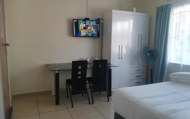 25 Jacaranda Lodge & Backpackers