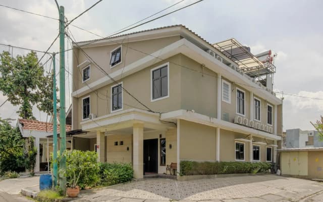 RedDoorz Plus near Lippo Cikarang Mall
