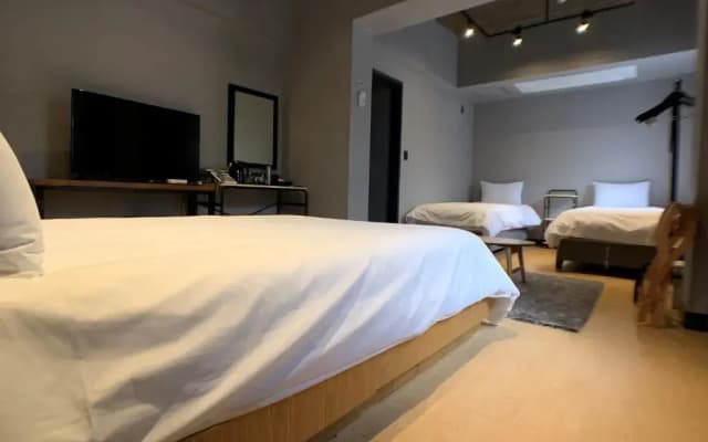 Renaissance Hotel - Hostel