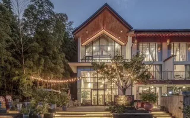 Orange's Red Hostel