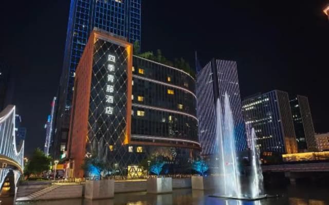 Four Seasons Qingteng Hotel (Ningbo South CBD Romon Universal City)