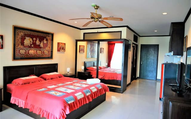 Jomtien Plaza residence with sea view, spa shower bath tub