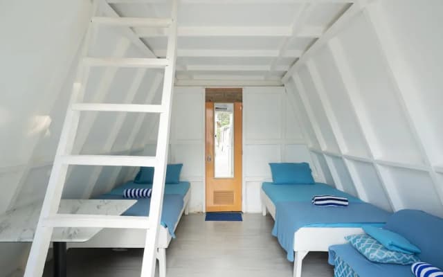 Costas De Liwa Bar & Beach Resort