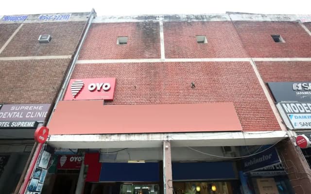 OYO 990 Hotel Paradise