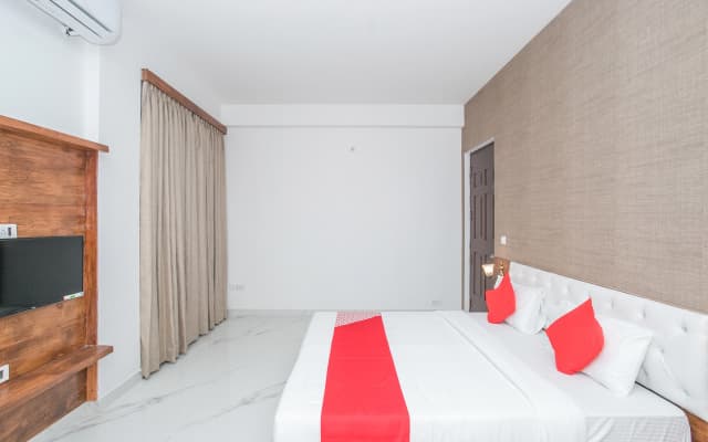 Pinewood Premium Suites by OYOY Rooms