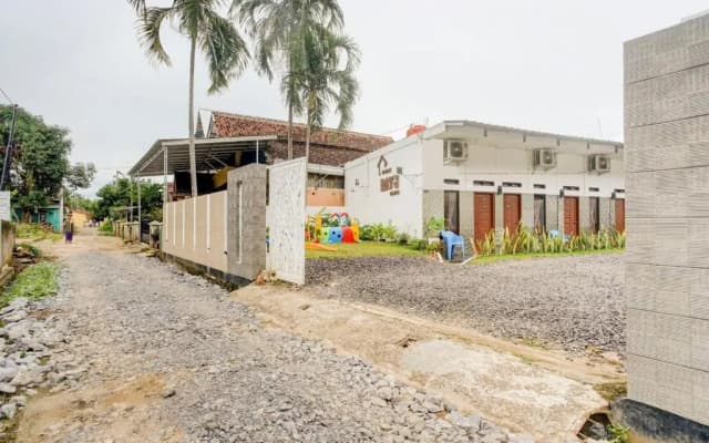 OYO 90124 Oemah Ratu Hostel Syariah