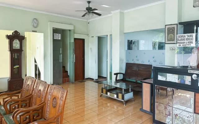 Global Inn Syariah RedPartner near Juanda T1 Airport