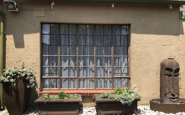 Contemporary Stay at Giraffe Cottage